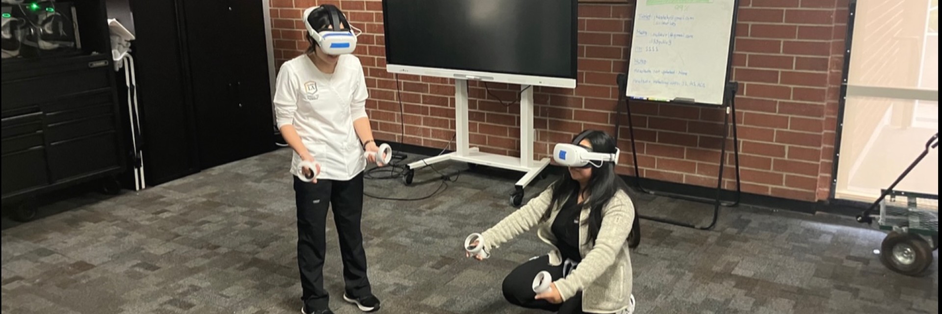 2 students with VR